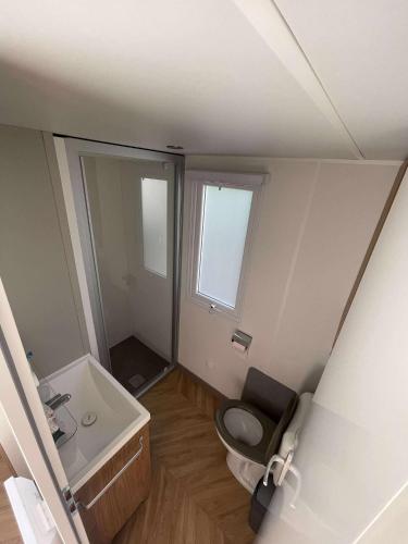 une petite salle de bain avec toilettes et lavabo dans l'établissement Mobilhome Camping Les Charmettes - Fun pass non inclus, aux Mathes
