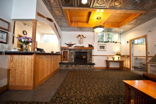 a living room with a fireplace in a room at Frontier Suites Hotel in Juneau in Juneau