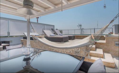 アラノバにあるLUXURY ATTIC With Private Poolの屋根のハンモック
