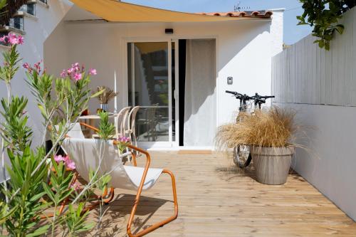 a patio with a bike parked on the side of a house at Casinha Rosalia Carrasqueira in Comporta