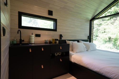 Chic Sauna Cabin Near the Sea - VUHIN Cabin Nº06にあるベッド