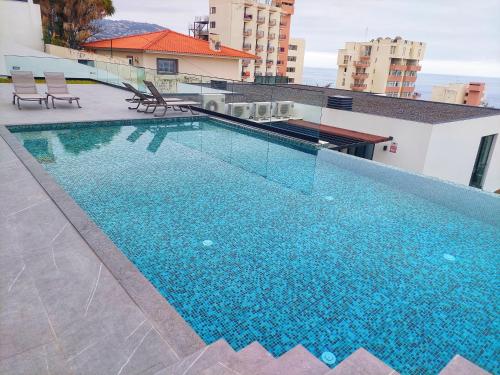 Funchal Infinito Azul - Moderno elegante com piscina