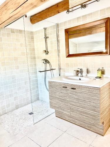 une salle de bain avec un lavabo et une douche dans l'établissement Chambre d'hôtes avec piscine au calme Gémenos, à Gémenos