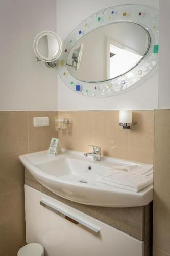 格赖夫斯瓦尔德Business-Apartment 5 mit Küche & kostenfreiem Parkplatz的浴室里有洗手池和镜子