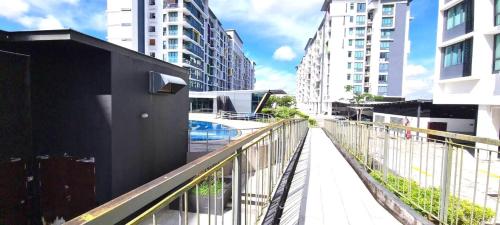 una pasarela en una ciudad con edificios altos en Jazz Suite Vivacity Kuching, en Kuching