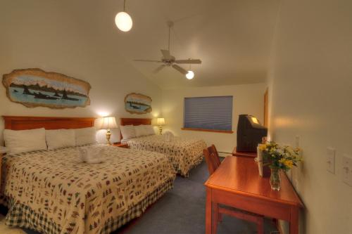מיטה או מיטות בחדר ב-Frontier Suites Hotel in Juneau