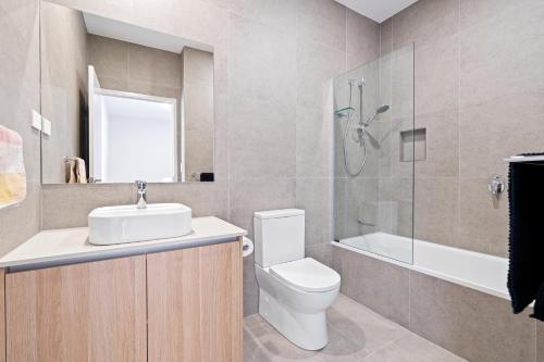 a bathroom with a toilet and a sink and a shower at Cozy 4B Villa close to Theme Park in Pimpama