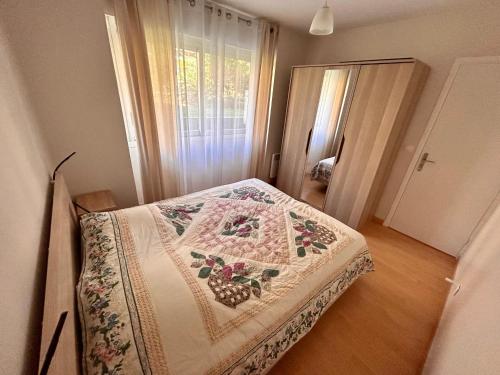 - une petite chambre avec un lit et une couverture dans l'établissement Apparemment 2P centre Nice, à Nice