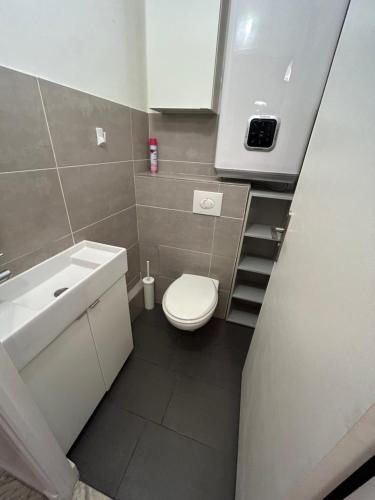 une salle de bain avec des toilettes blanches et un lavabo dans l'établissement Apparemment 2P centre Nice, à Nice