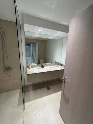a bathroom with a sink and a mirror at Glamorous 2bd Apt Yas Island in Abu Dhabi