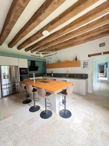 une cuisine avec une table en bois et quelques chaises dans l'établissement Maison de caractère, à Tours