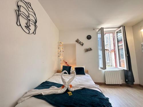 une chambre avec un lit dans une pièce dans l'établissement Chavalliaud 11 studio cosy en RDC proche centre, à Reims