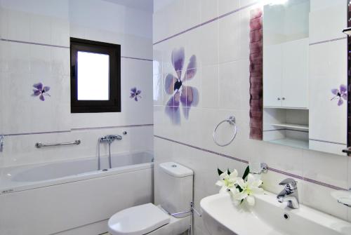 A bathroom at Kerveli Luxury Villa