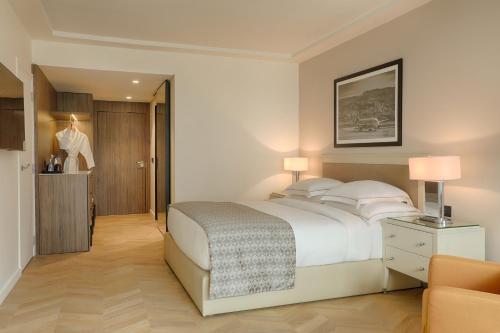 Postel nebo postele na pokoji v ubytování Mövenpick Hotel Beirut