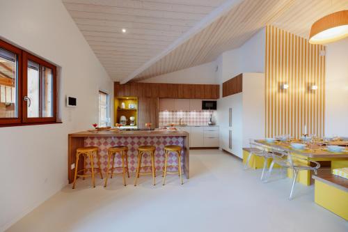 una cocina abierta con barra y taburetes en La Cabane du Naissain 5 stars, en Saint-Georges-dʼOléron