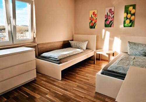 Un dormitorio pequeño con una cama y una ventana. en Ferienwohnung Leon, en Sinsheim