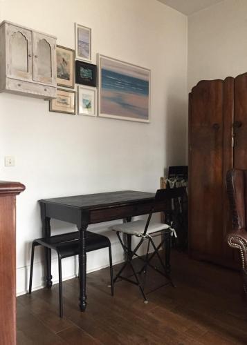 - une table noire et une chaise dans la chambre dans l'établissement Grand Studio Trouville centre, à Trouville-sur-Mer