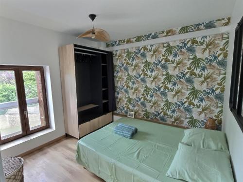 une chambre avec un lit vert et une fenêtre dans l'établissement SUPERBE APPARTEMENT PROCHE NATURE & GARE IDEAL POUR PETITE FAMILLE ET PROFESSIONELLEs - PLUS CONFORTABLE QUE L'HOTEL!!!, à Pommeuse