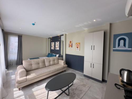 una sala de estar con un sofá y una mesa en Sky Luxe Hotel Konyaaltı, en Antalya