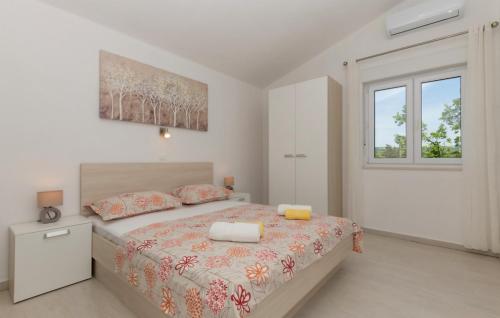 Un dormitorio con una cama grande y una ventana en Villa Ivanova - Makarska by Villas Guide, en Zadvarje