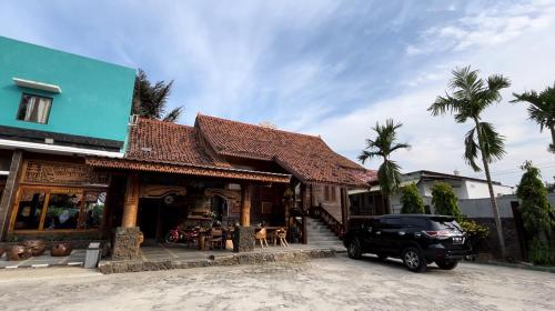 a black car parked in front of a house at Nuwono Tasya Syariah in Bandar Lampung