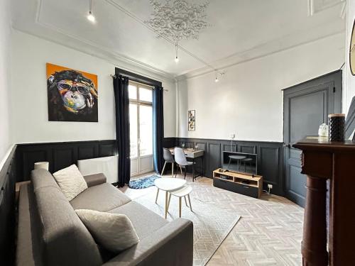 un salon avec un canapé et une table dans l'établissement Le Monkey Chic, central avec balcon, à Limoges