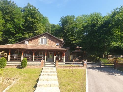 Budova, kde se prázdninový areál nachází