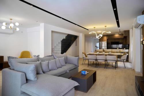 Zen Stays - The Pool Duplex 4BR