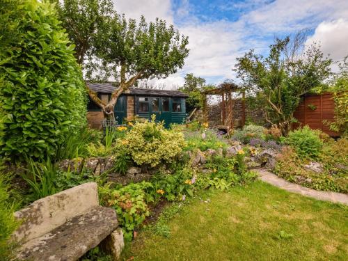 Κήπος έξω από το 2 Bed in Winster PK885