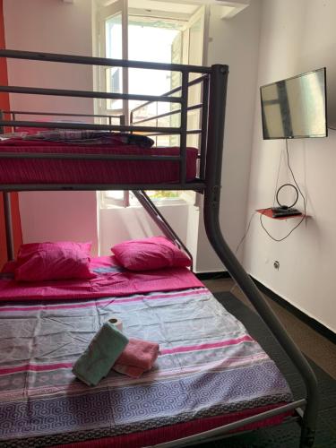 - une chambre avec 2 lits superposés et une télévision dans l'établissement Hôtel Le Capitol, à Marseille