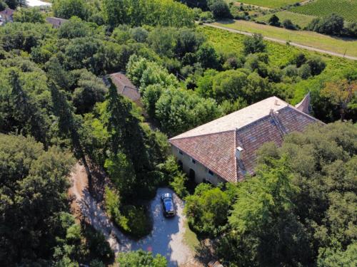 Vue aérienne d'une maison au milieu d'une rivière dans l'établissement Château Daulone, à Vaison-la-Romaine