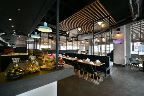 Un restaurante con mesas y sillas en una sala. en Park Inn By Radisson Istanbul Ataturk Airport, en Estambul