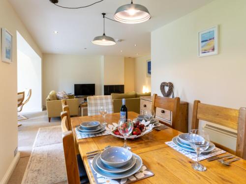 TV a/nebo společenská místnost v ubytování 2 Bed in Hayle 92505