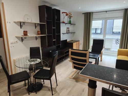 ein Wohnzimmer mit schwarzen Stühlen und einem Tisch in der Unterkunft Apartamento en Ribeira in Ribeira