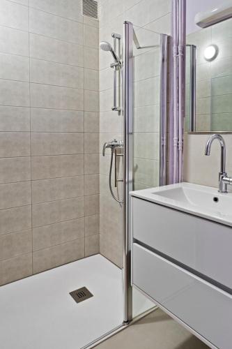 une salle de bain avec douche et lavabo dans l'établissement La Mansio de Bons, à Les Deux Alpes