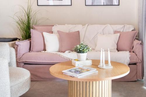 Una sala de estar con un sofá y una mesa de café. en Aquanera Villas - Sunrise View Retreat with Private Pool- 5 minutes from the beach- By Villa Mana Gers, en Agii Saranta