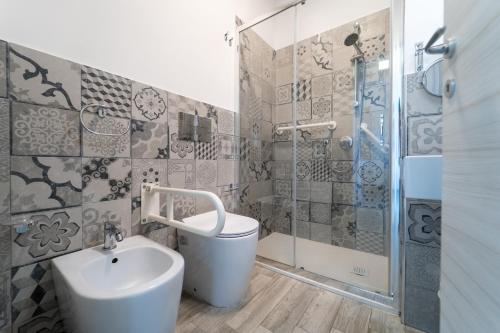 Et badeværelse på GuestHost - Borgo 84 Marzamemi - Hermes Apartment