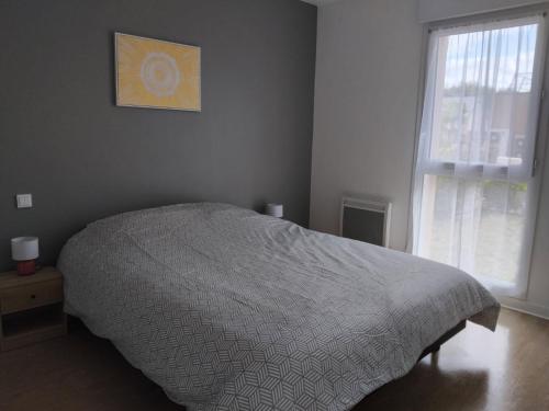 une chambre avec un lit et une fenêtre dans l'établissement Résidence Claude Vielpeau, à Épaignes