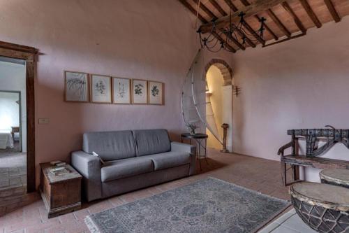 a living room with a couch and a table at Country House Art and Garden in Monte Antico