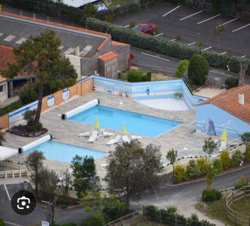 - une vue sur la grande piscine dans l'établissement Mobil home 4 personnes sur camping 3 étoiles à 150m de la plage, à Saint-Pierre-dʼOléron