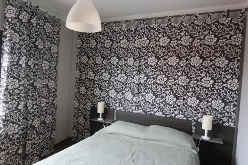 ein Schlafzimmer mit einem Bett mit Blumentapete in der Unterkunft Cosy 3 bedroom house close to the beach in Vila Praia de Âncora