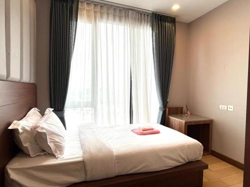 Ένα ή περισσότερα κρεβάτια σε δωμάτιο στο The Astra Condo 2bedrooms apartment