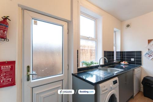 Kuchyň nebo kuchyňský kout v ubytování Leigh Short Stay 3 Bedroom House