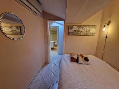 une chambre avec un lit et un miroir dans l'établissement Le Centrale - Place Masséna, à Nice