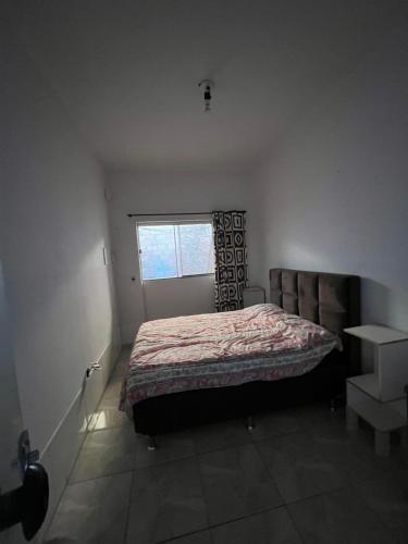 ein kleines Schlafzimmer mit einem Bett und einem Fenster in der Unterkunft Aluga fácil Caldas Bangalô in Caldas Novas
