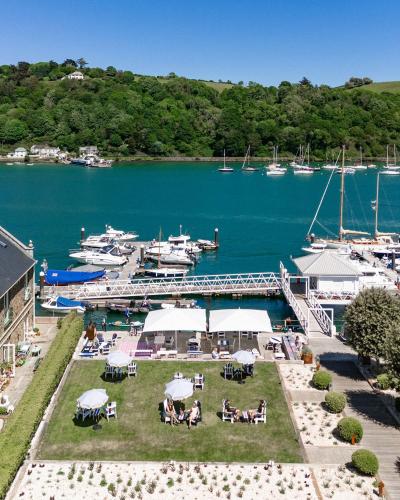 Una vista aérea de un puerto deportivo con barcos en el agua. en Dart Marina Hotel, en Dartmouth