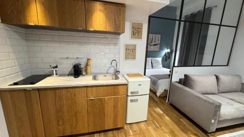 une cuisine avec un évier et un canapé dans une chambre dans l'établissement Old City Appartement of Nice, à Nice