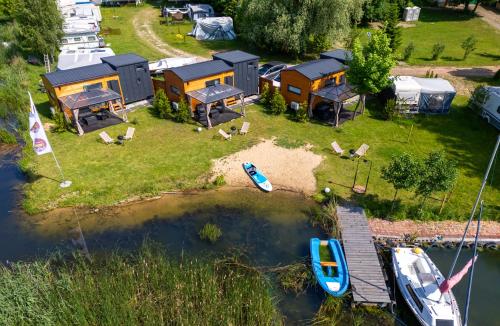3 WIDOKI Kiekrz -domki Tiny House z prywatną plażą i pomostem nad jeziorem Kierskim