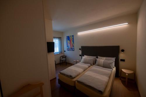 a bedroom with two beds in a room at Monte Scale in Premadio