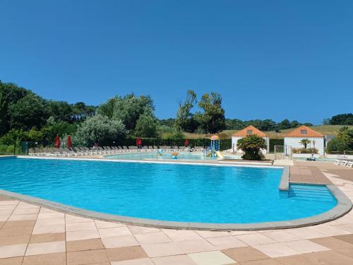 - une piscine d'eau bleue dans un complexe dans l'établissement Soleillade Studio cabine avec terrasse 2 adultes 1 enfant, à Talmont-Saint-Hilaire